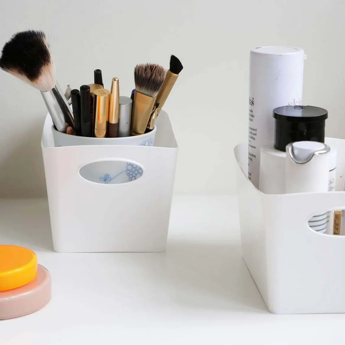 Bac de rangement en plastique blanc