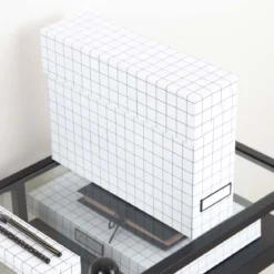 Boîte de classement quadrillée avec étiquette