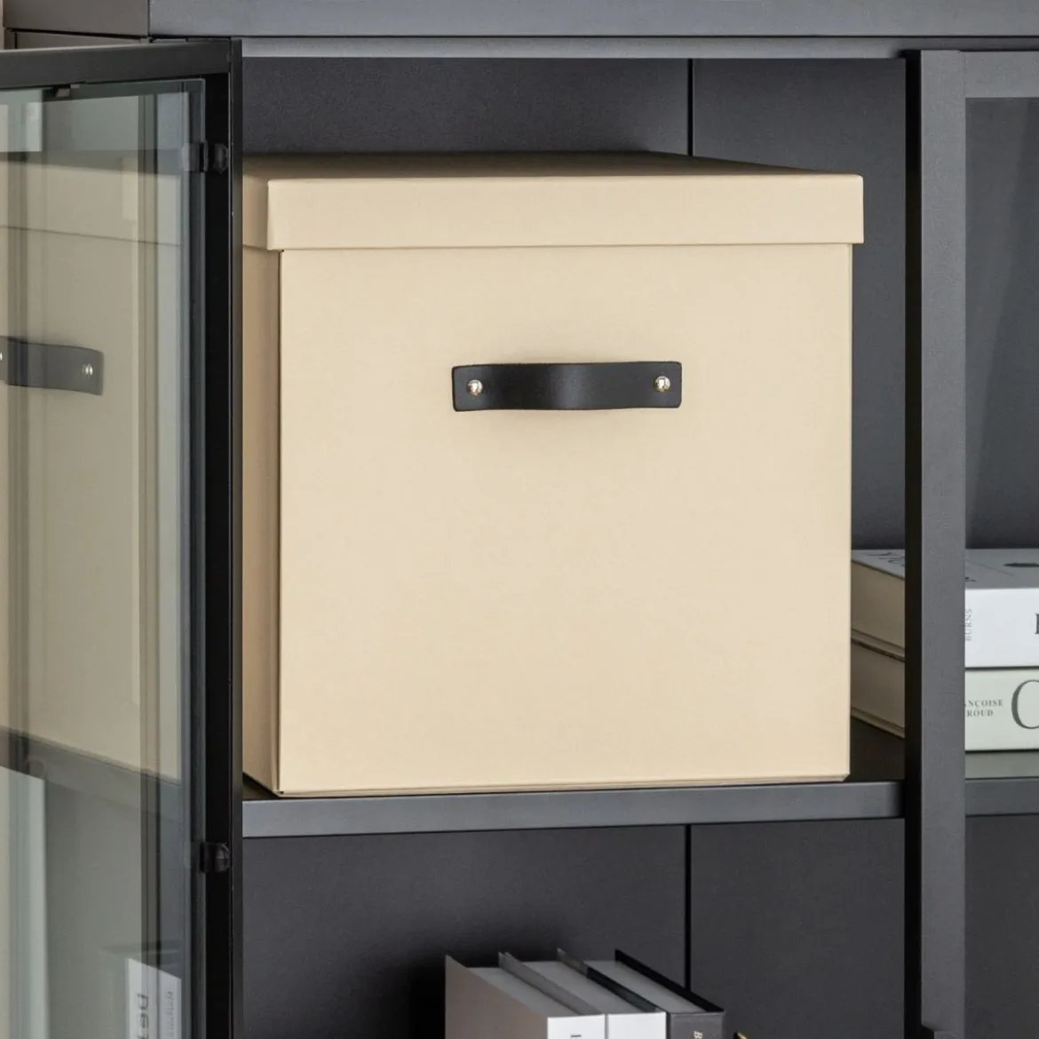 Boîte de rangement cube en carton beige avec couvercle et poignée