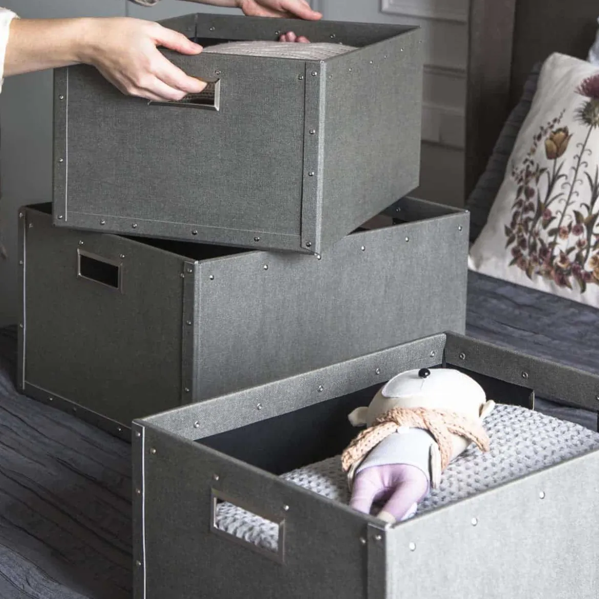 Caisse de rangement en carton avec poignées