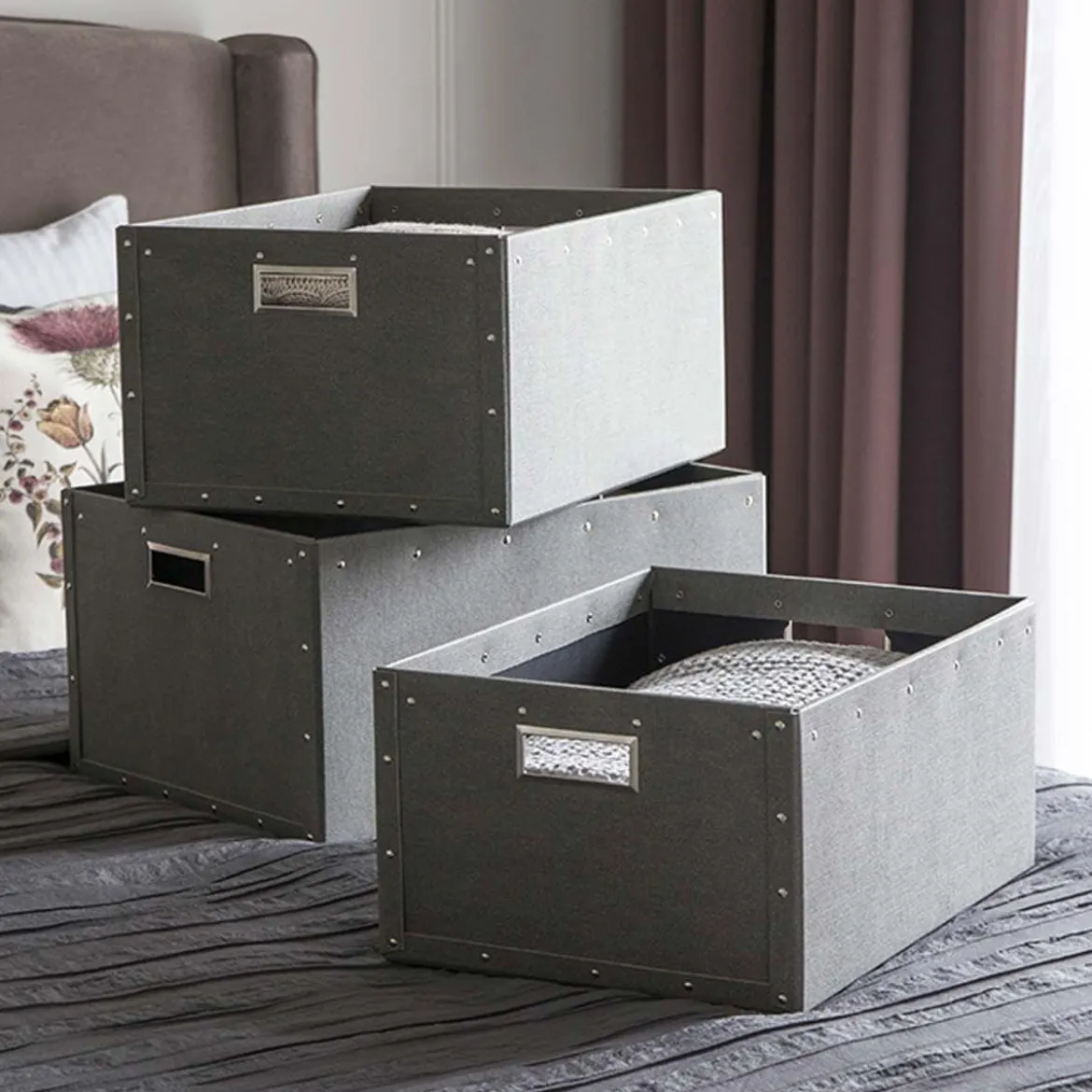 Caisse de rangement en carton avec poignées