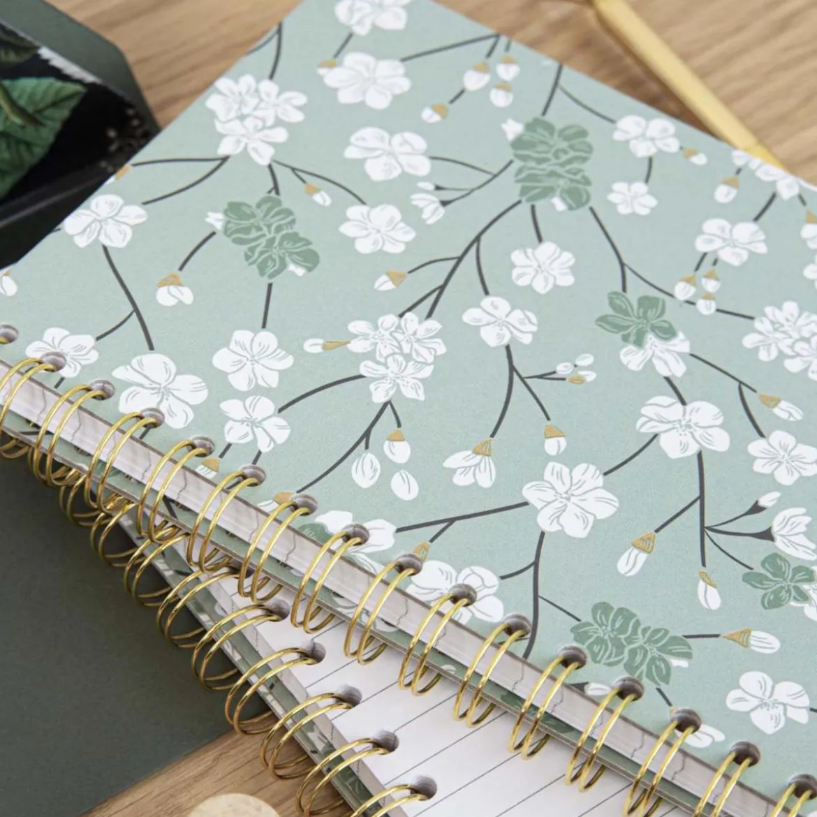 Carnet A5 à spirales dorées à fleurs