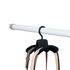 3 cintres noirs pour sacs à main