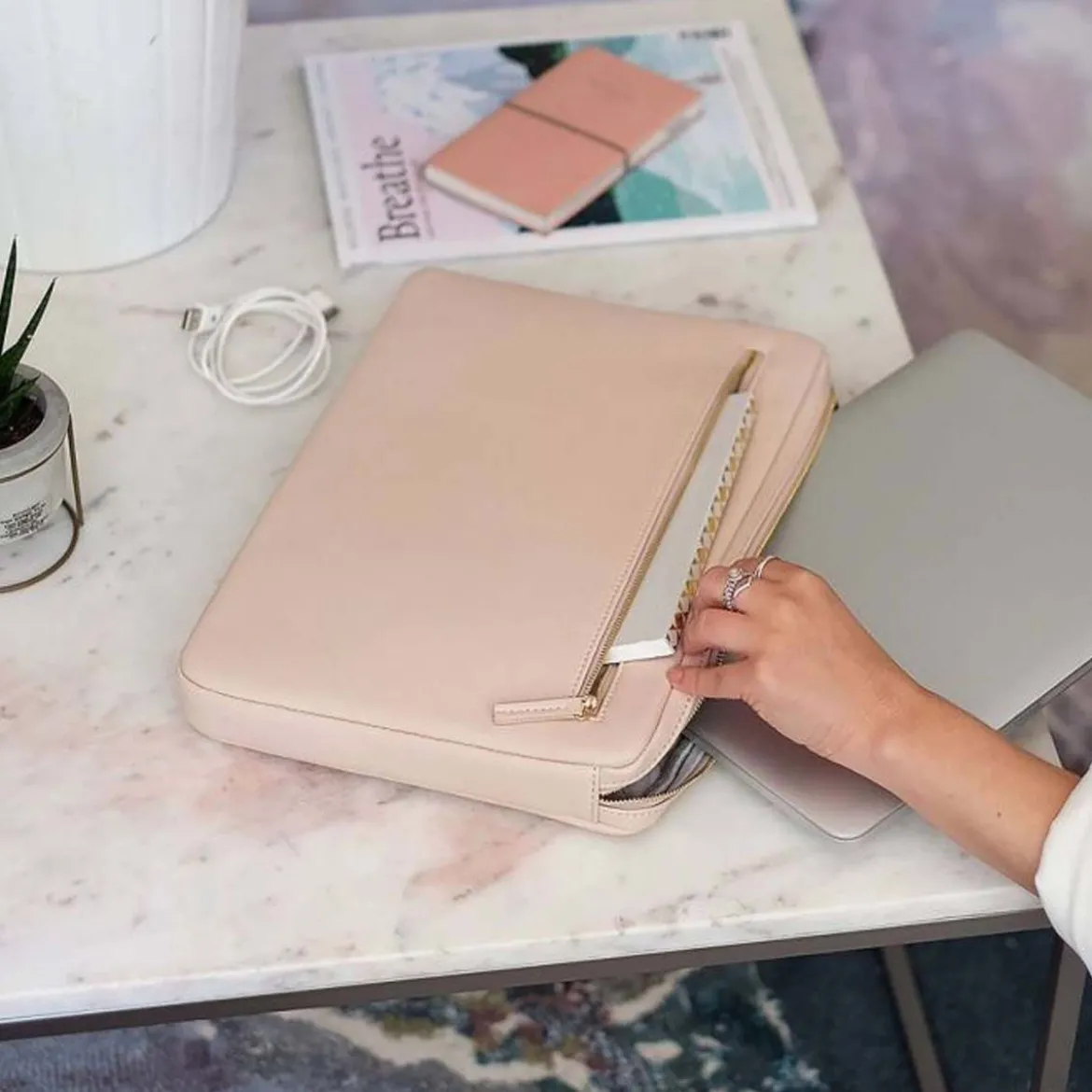 Housse pour ordinateur 15 pouces en simili cuir rose poudré