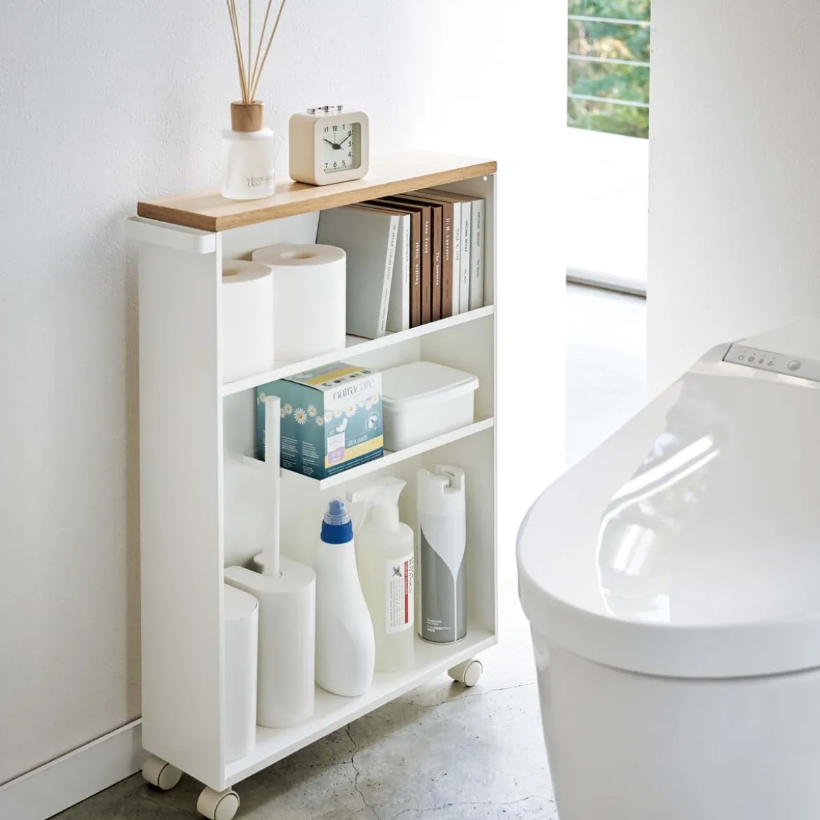 Meuble de rangement étroit pour toilettes