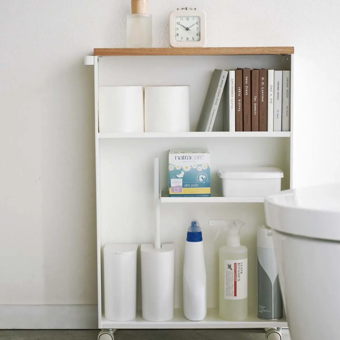 Meuble de rangement étroit pour toilettes