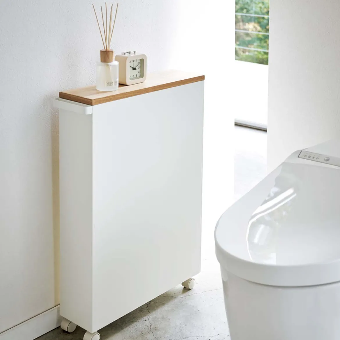 Meuble de rangement étroit pour toilettes
