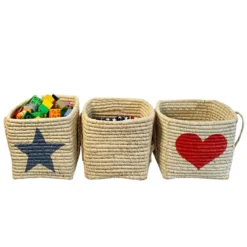 Petit panier cube en raphia avec étoile