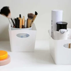 Petit rangement en plastique blanc