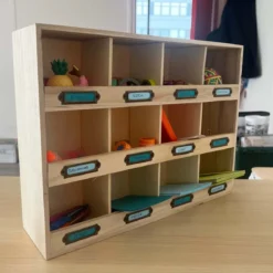 12 petits casiers en bois