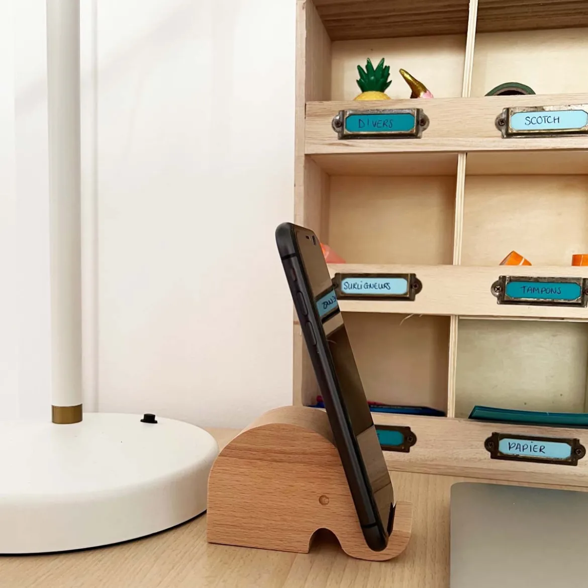 Porte téléphone en bois éléphant