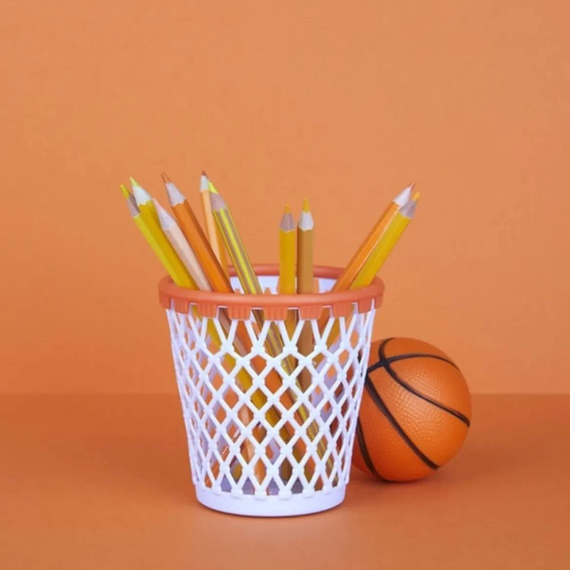 Pot à crayons panier de basket