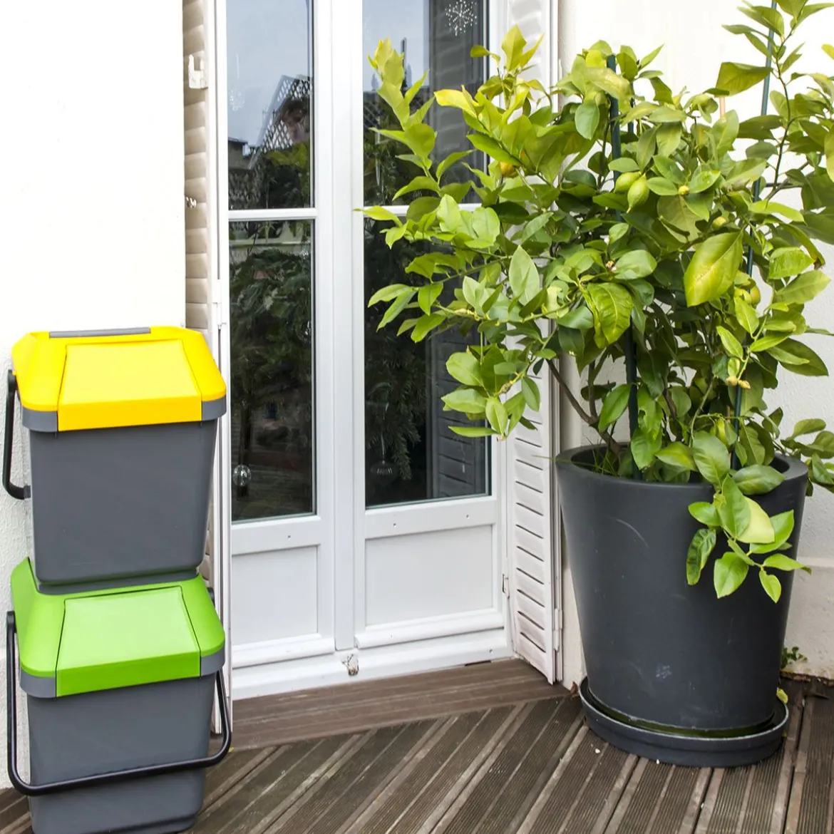 Poubelle de recyclage grise et verte