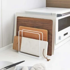 Rangement pour plateaux et planches de cuisine