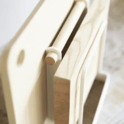 Range planches à découper en métal blanc et bois