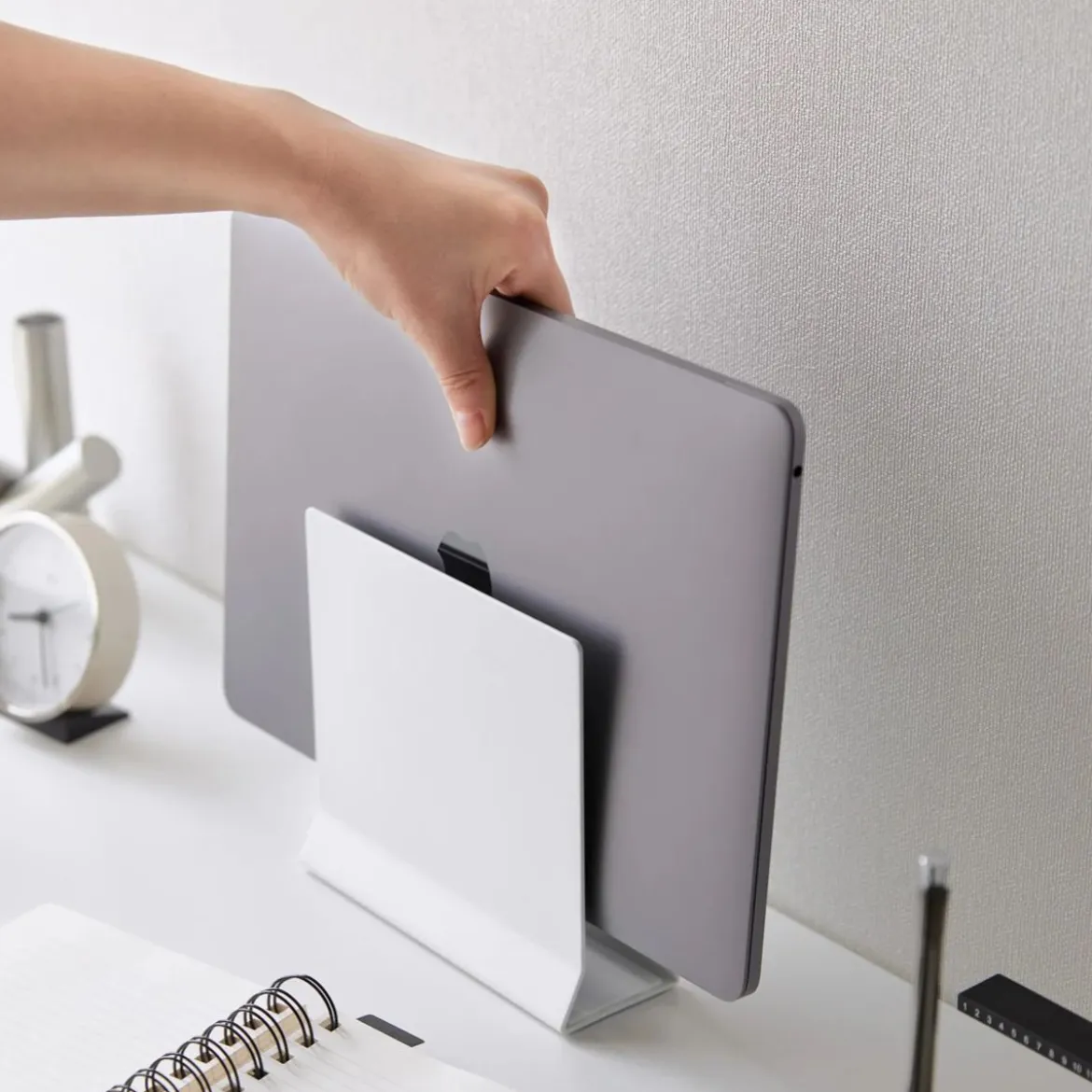 Support vertical pour ordinateur portable