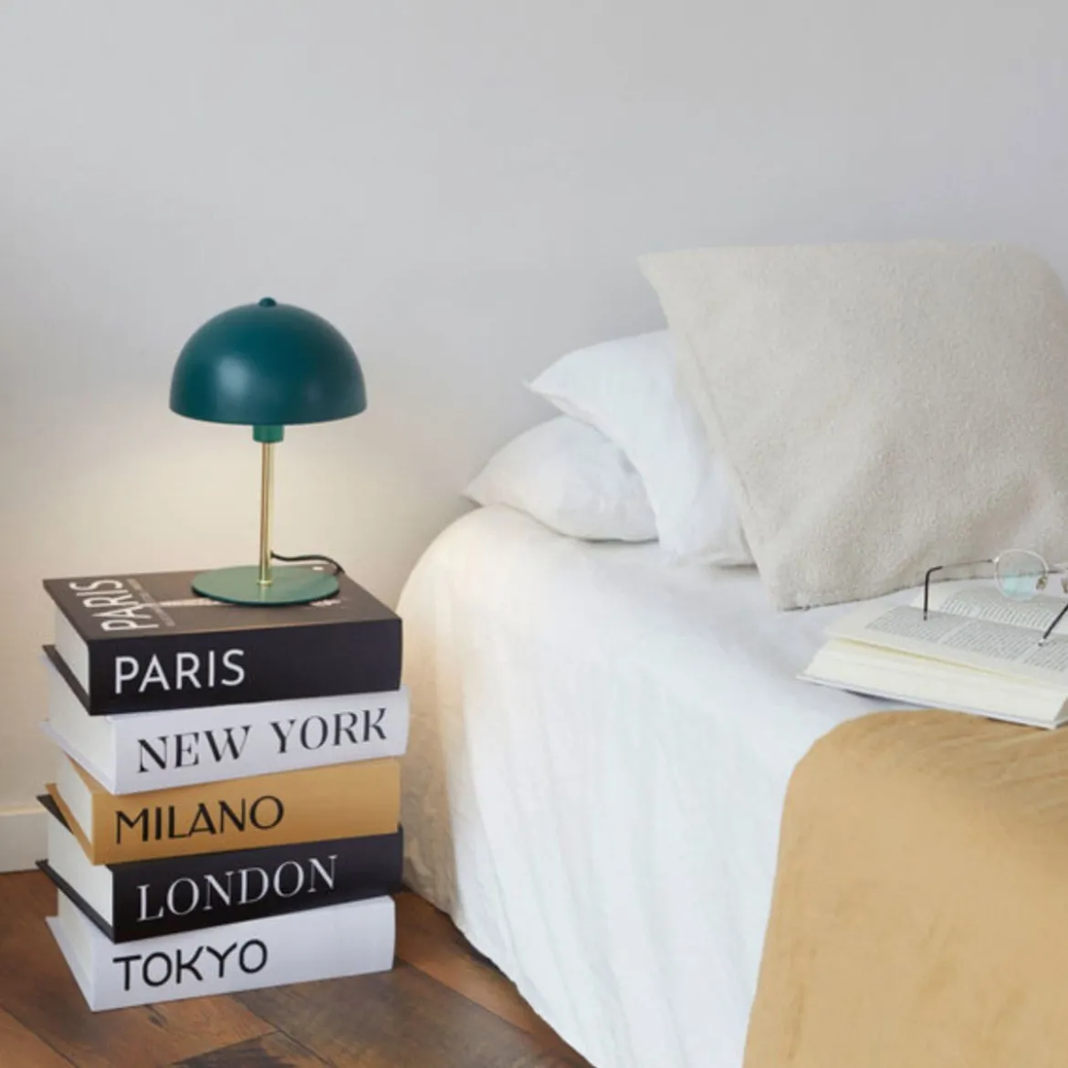 Table de chevet livres