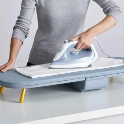 Table à repasser pliable et compacte