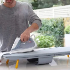 Table à repasser pliable et compacte