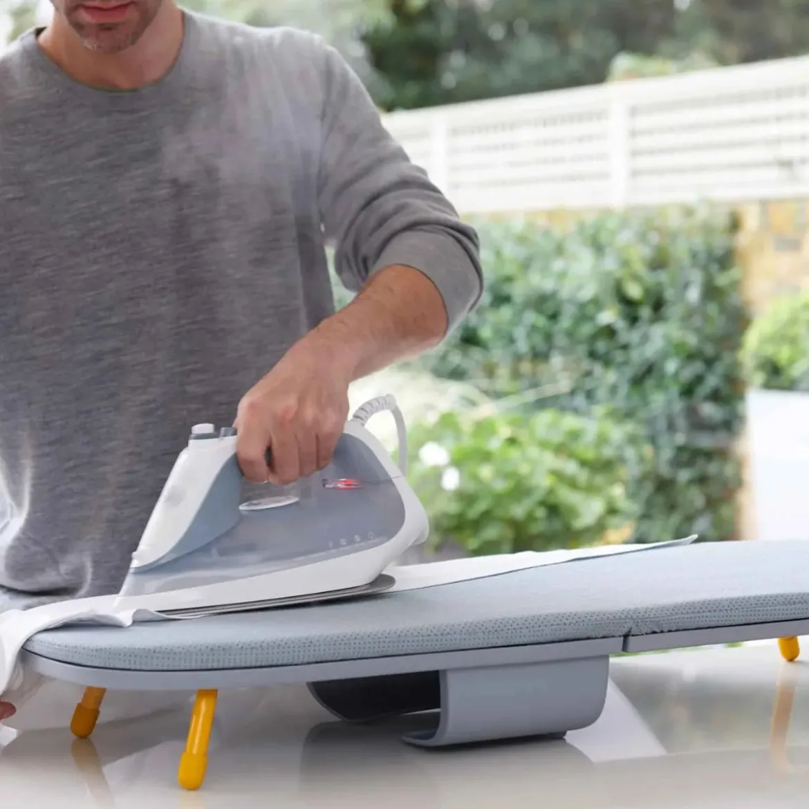 Table à repasser pliable et compacte