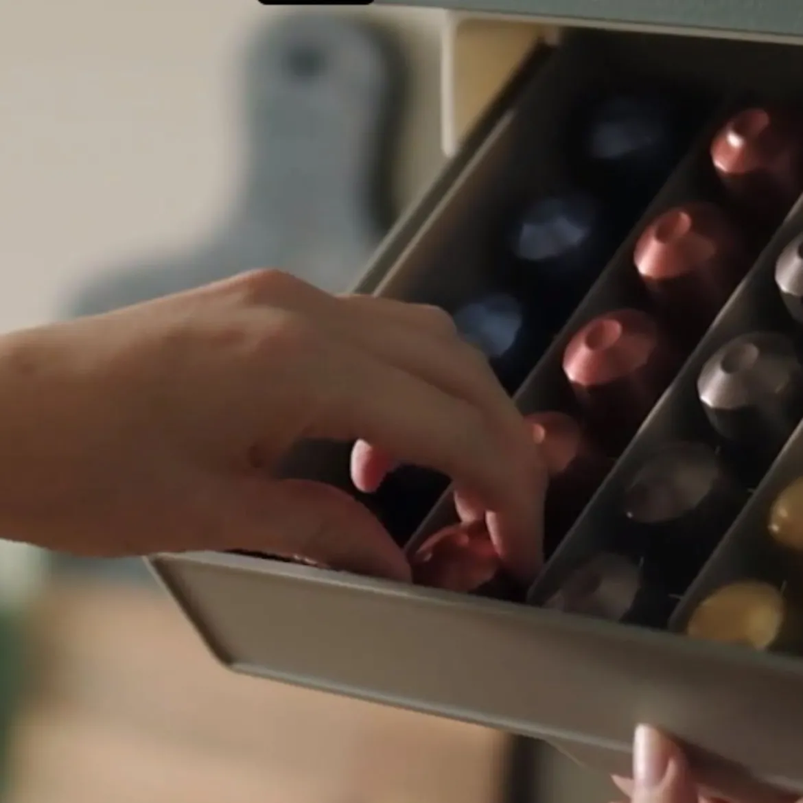 Tiroir à capsules de café sous étagère